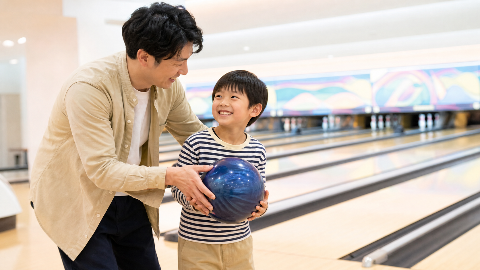 親子でボウリングを楽しむ様子
