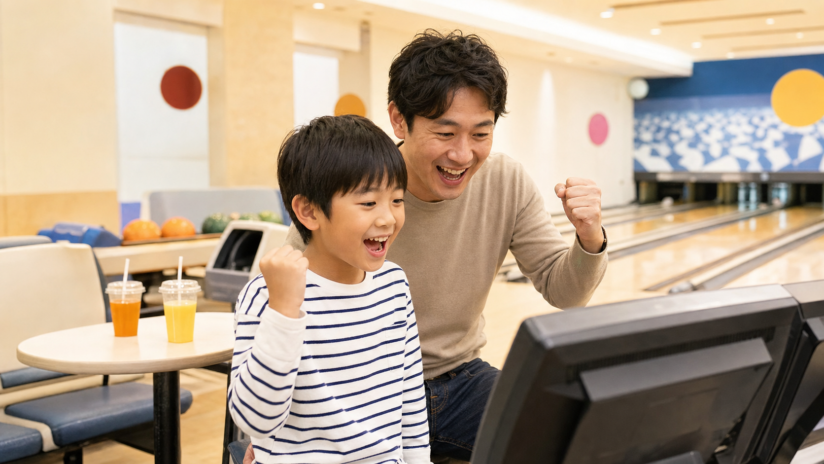 ボウリングの結果を見て親子で喜ぶ様子